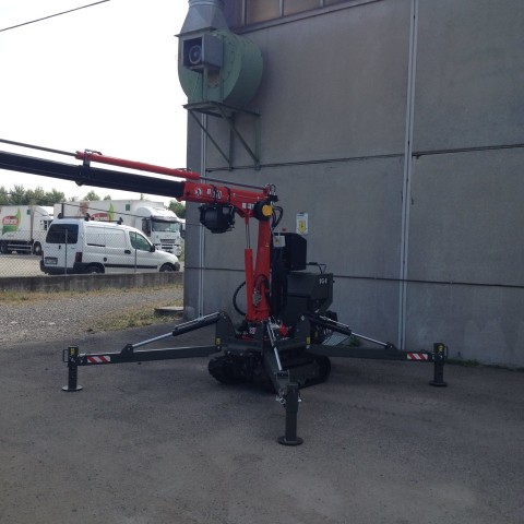 Minitransporteur à chenilles avec grue extensible M150, treuil et 4 pieds stabilisateurs hydrauliques