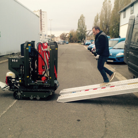 Mini-Raupentransporter mit Absetzkran M50 und 4 hydraulischen Stützfüßen