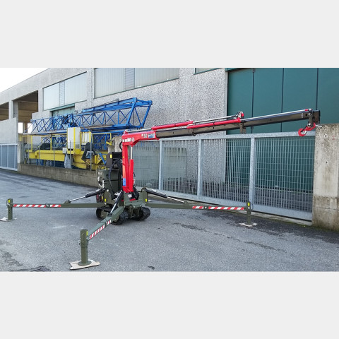 Minitransporteur à chenilles avec grue extensible M150 et 4 pieds stabilisateurs hydrauliques